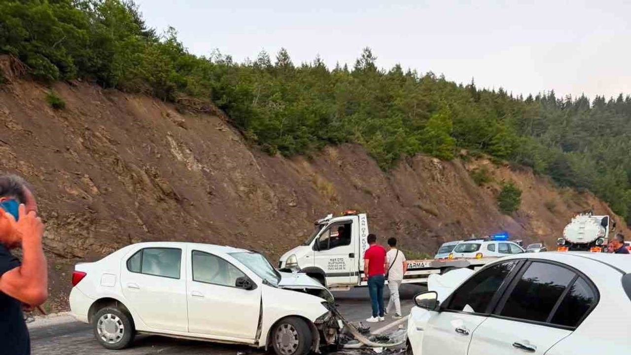 Küre'de karayolunda çarpışma: sürücüler dahil 4 kişi yaralandı