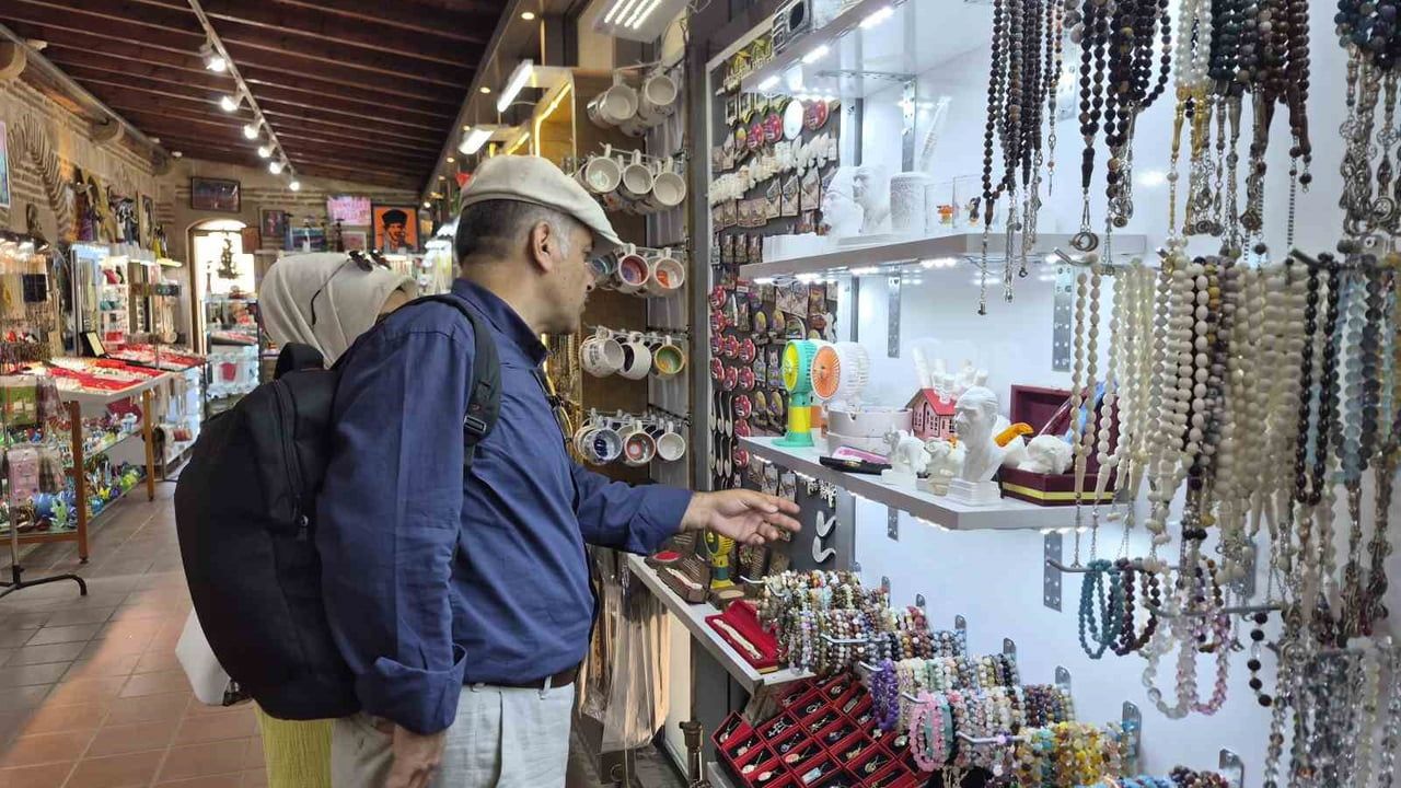 Kurşunlu külliyesinde lüle taşı stantları turistlerin ilgi odağı