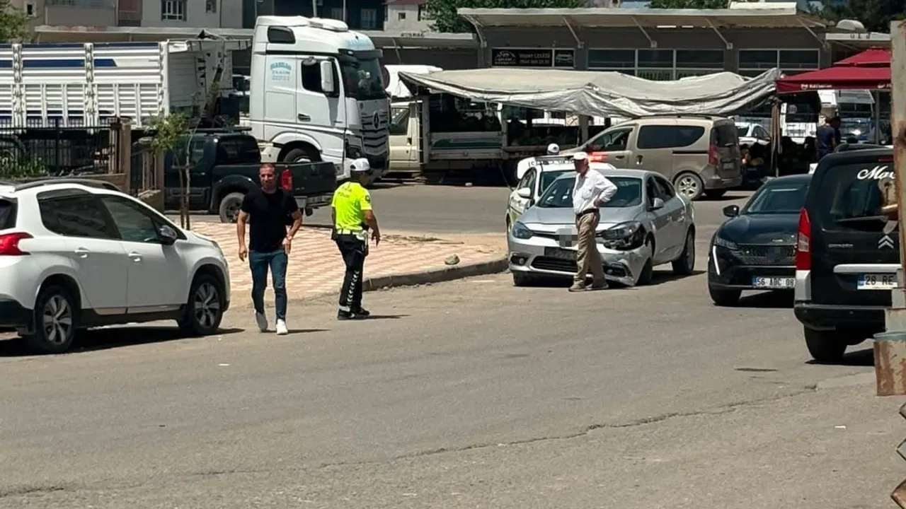 Kurtalan'da Selahattin Eyyubi Bulvarı'nda çarpışma: can kaybı yok, araçlarda maddi hasar