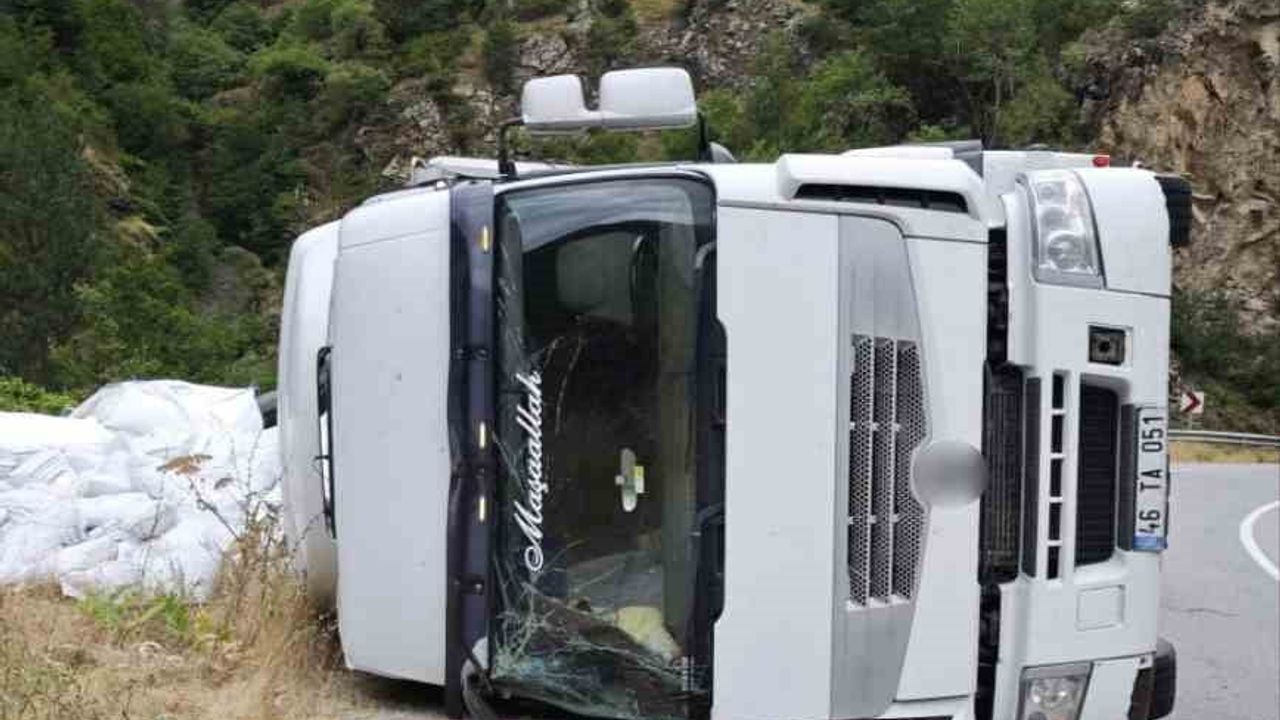 Kürtün yolu balık yemine döndü: devrilen tır sürücüyü yaraladı