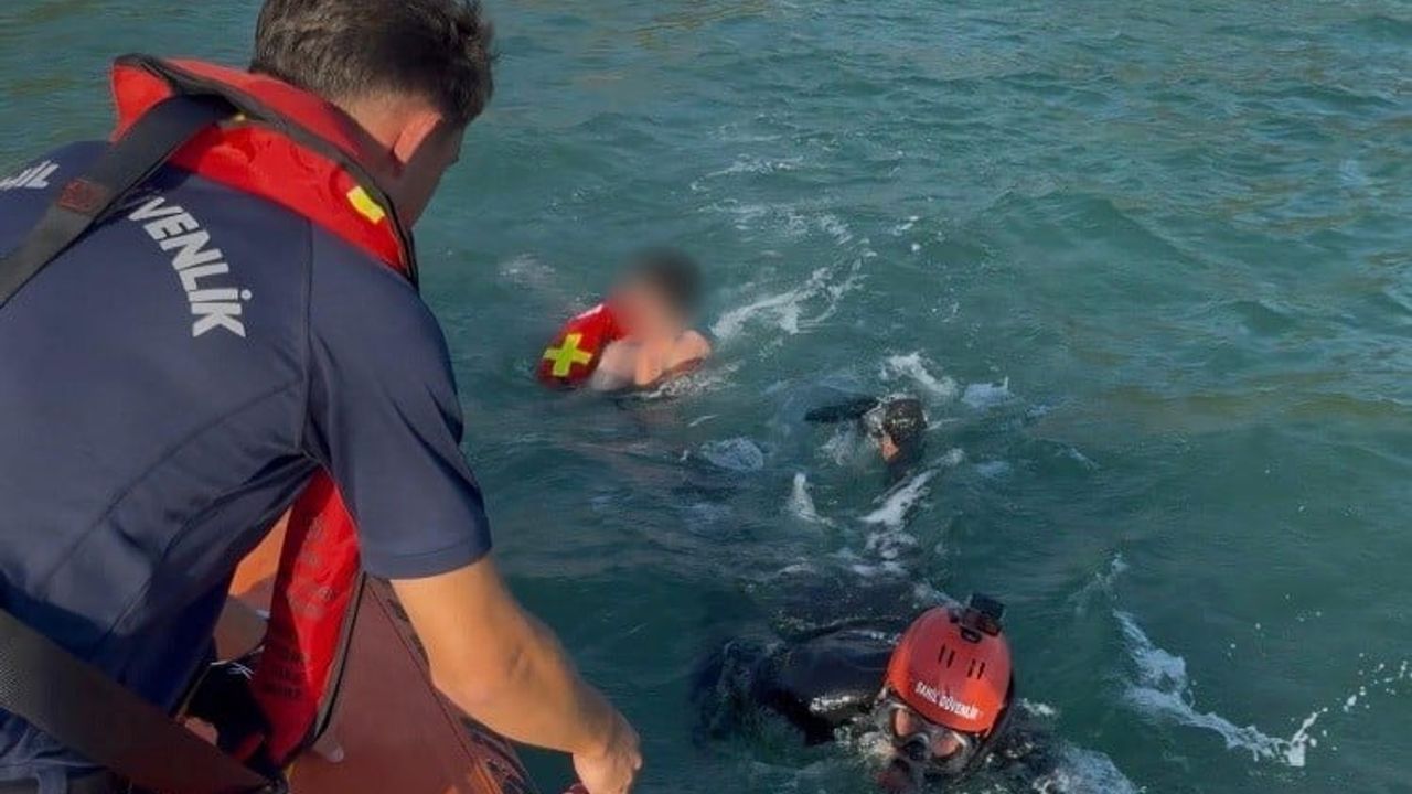 Kuşadası açıklarında kürek sörfü yapan iki kişi kurtarıldı