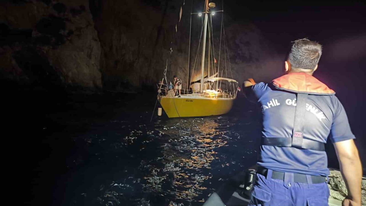 Kuşadası açıklarında makine arızası yaşayan yelkenli kurtarıldı