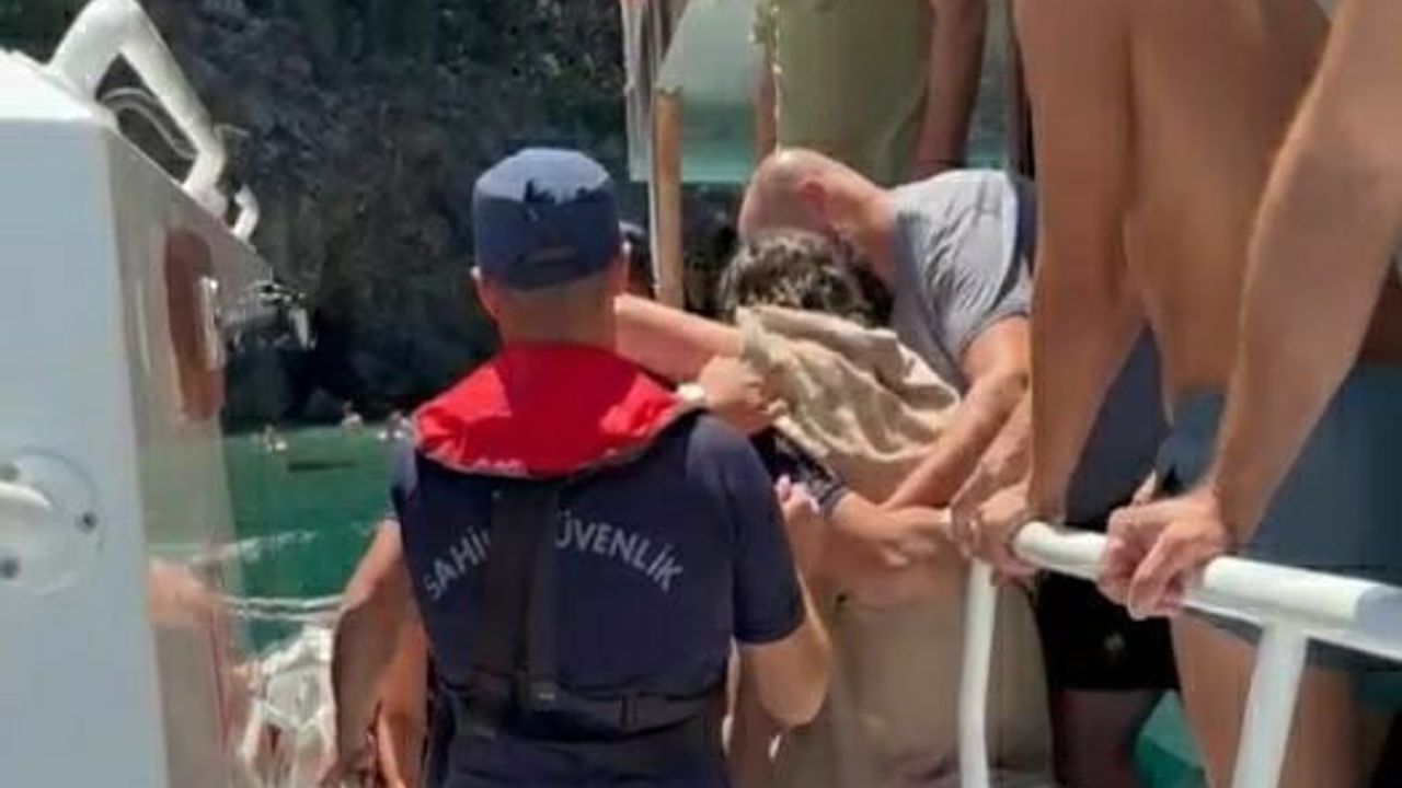 Kuşadası açıklarında rahatsızlanan çocuk Sahil Güvenlik tarafından karaya çıkarıldı