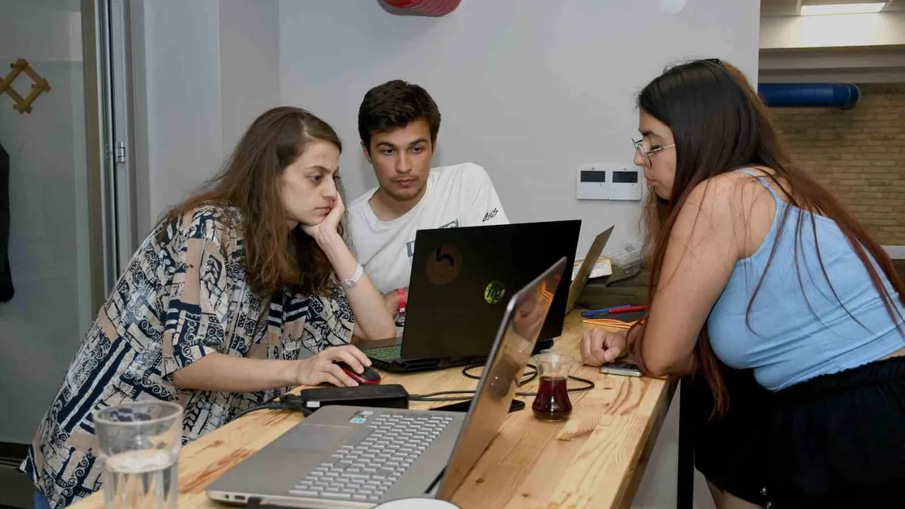 Kuşadası Belediyesi yaz döneminde gençlere eğitim ve sosyal destek sağlıyor
