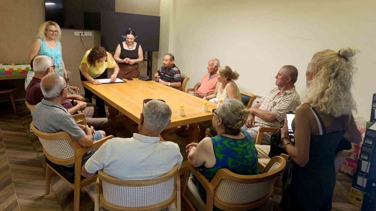 Kuşadası İkinci Bahar Merkezi'nde 'Yaşamın Renkleri' atölyesi düzenlendi