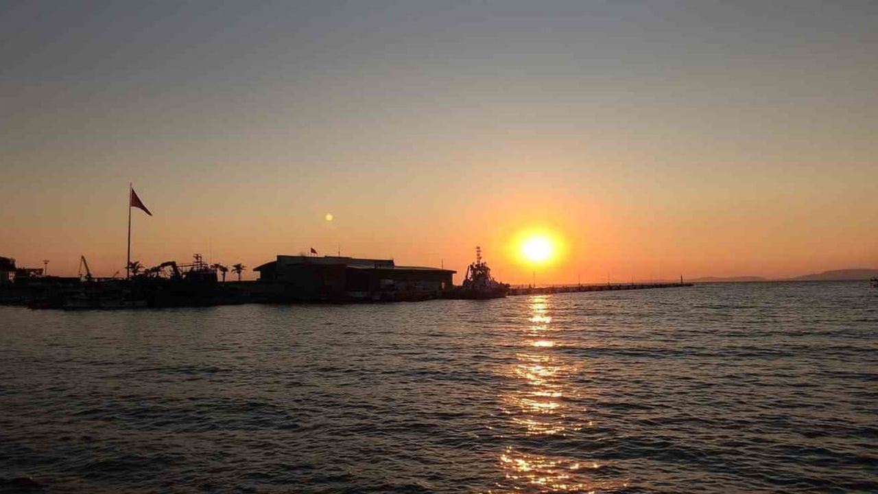 Kuşadası'nda gün batımı kızıl tonlarla sahili renklendiriyor