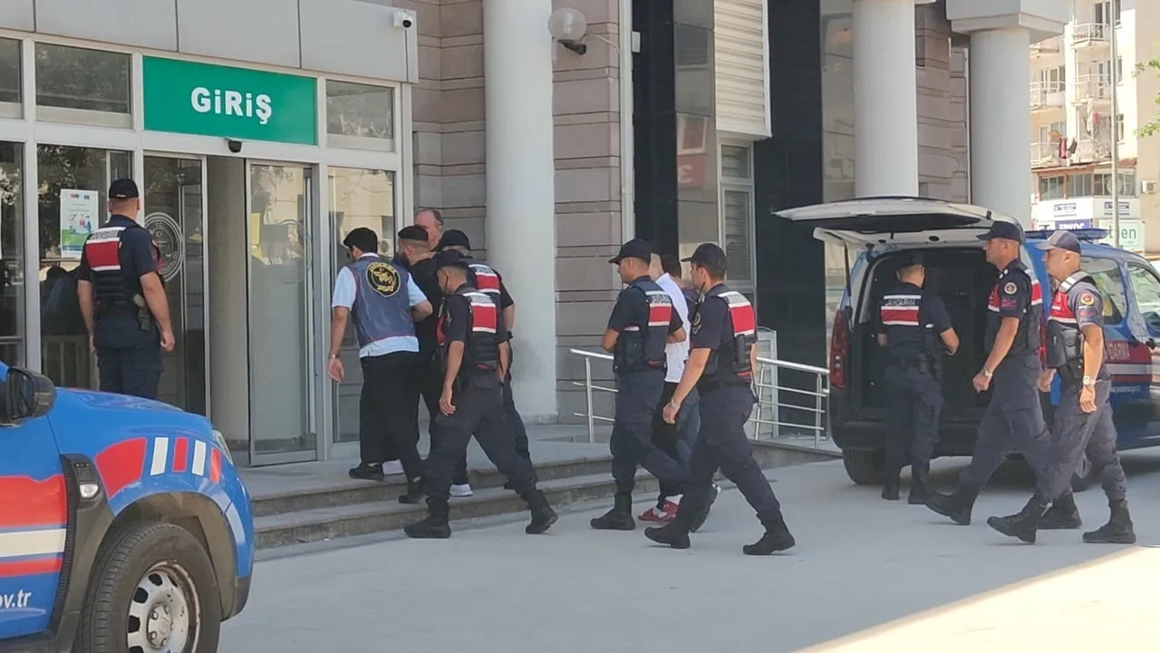 Kuşadası'nda iki şüpheli gözaltına alındı: 2 tabanca ele geçirildi