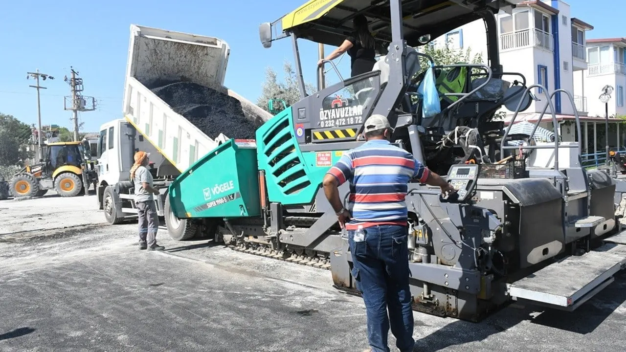 Kuşadası'nda mahalle yolu yenilendi: Mustafa Birden Sokak kısa süre sonra trafiğe açılacak