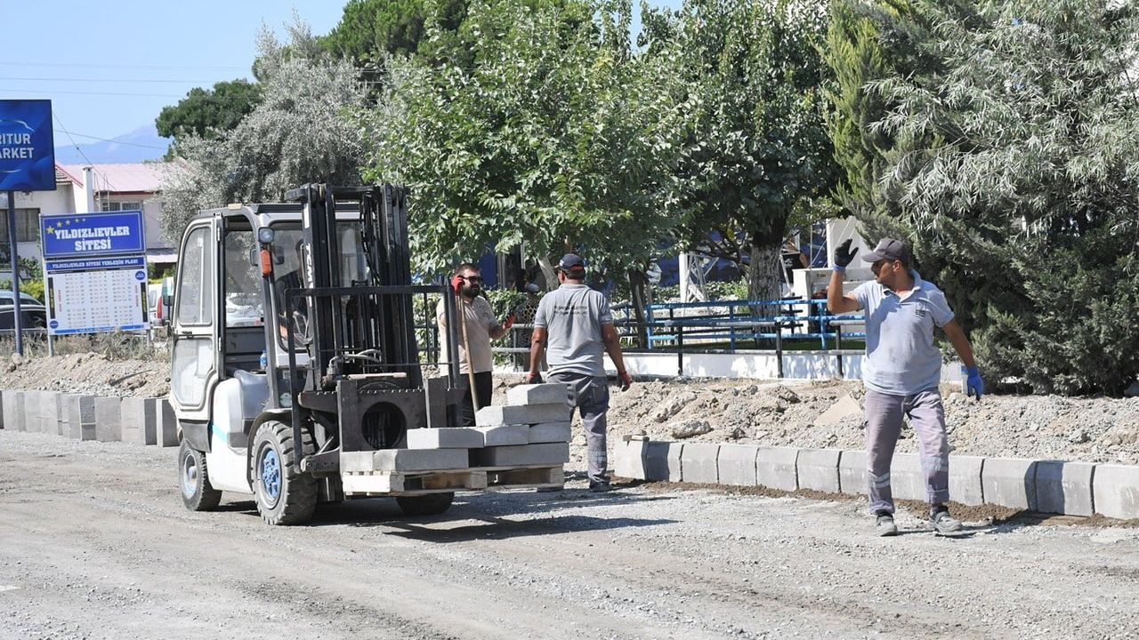 Kuşadası'nda sıcak asfalt çalışması
