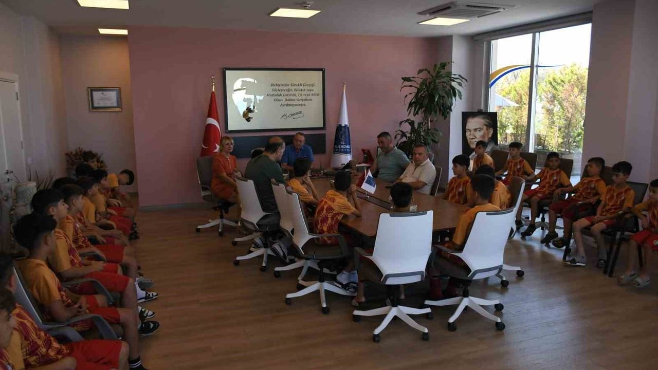 Kuşadası'nın gönül köprüsü 9 yıldır çocukları buluşturuyor