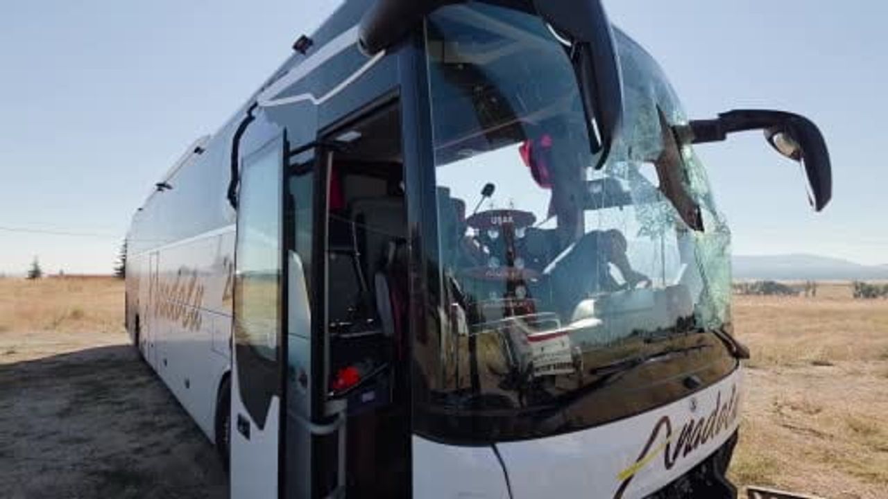 Kütahya-Afyonkarahisar kara yolunda yolcu otobüsü devrildi, 31 yaralandı