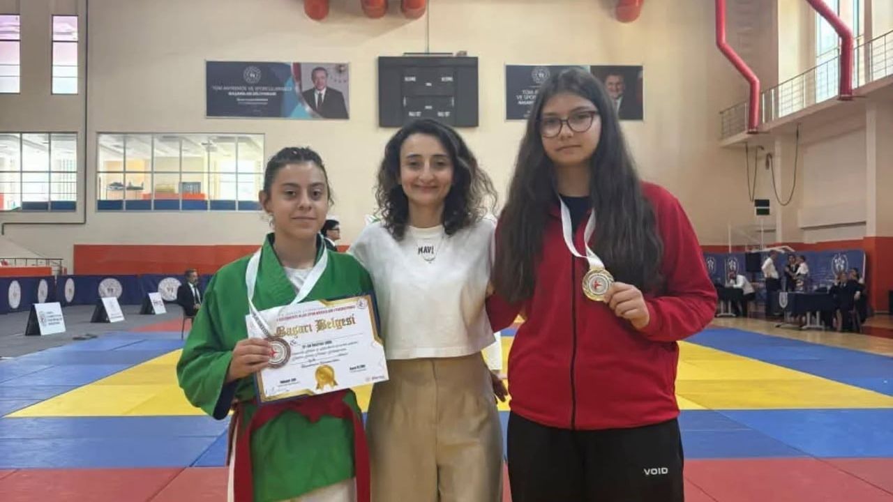 Kütahya Belediyespor kuraş şampiyonasında iki madalya kazandı