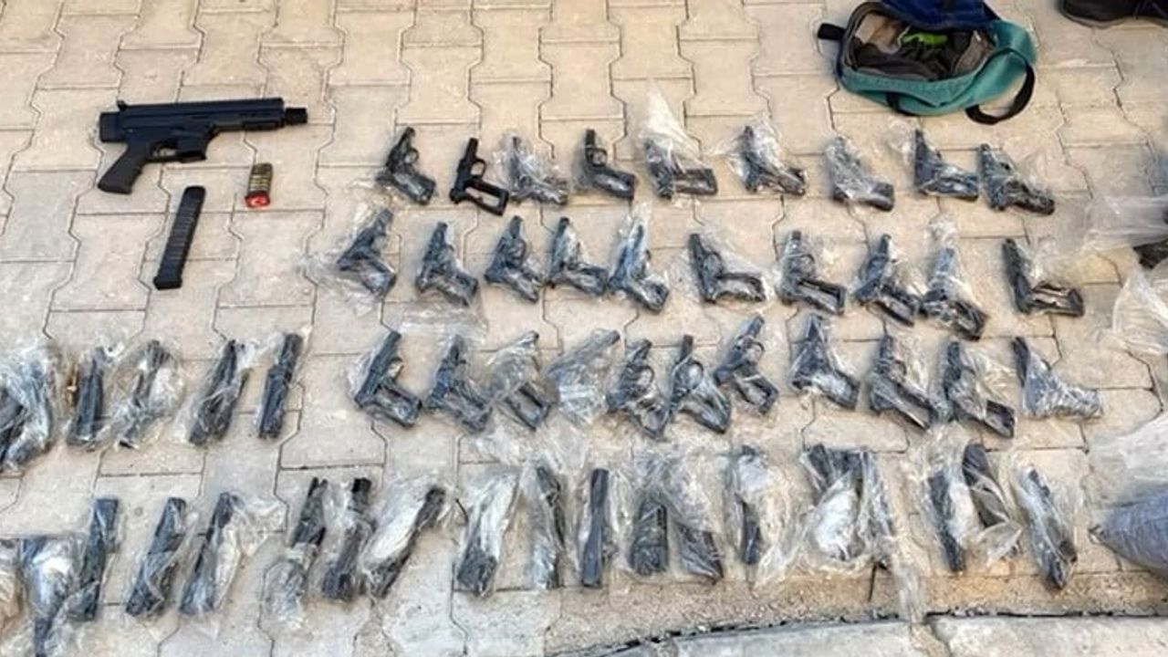 Kütahya'da araçlarda çok sayıda silah ve parça bulundu, 5 kişi tutuklandı