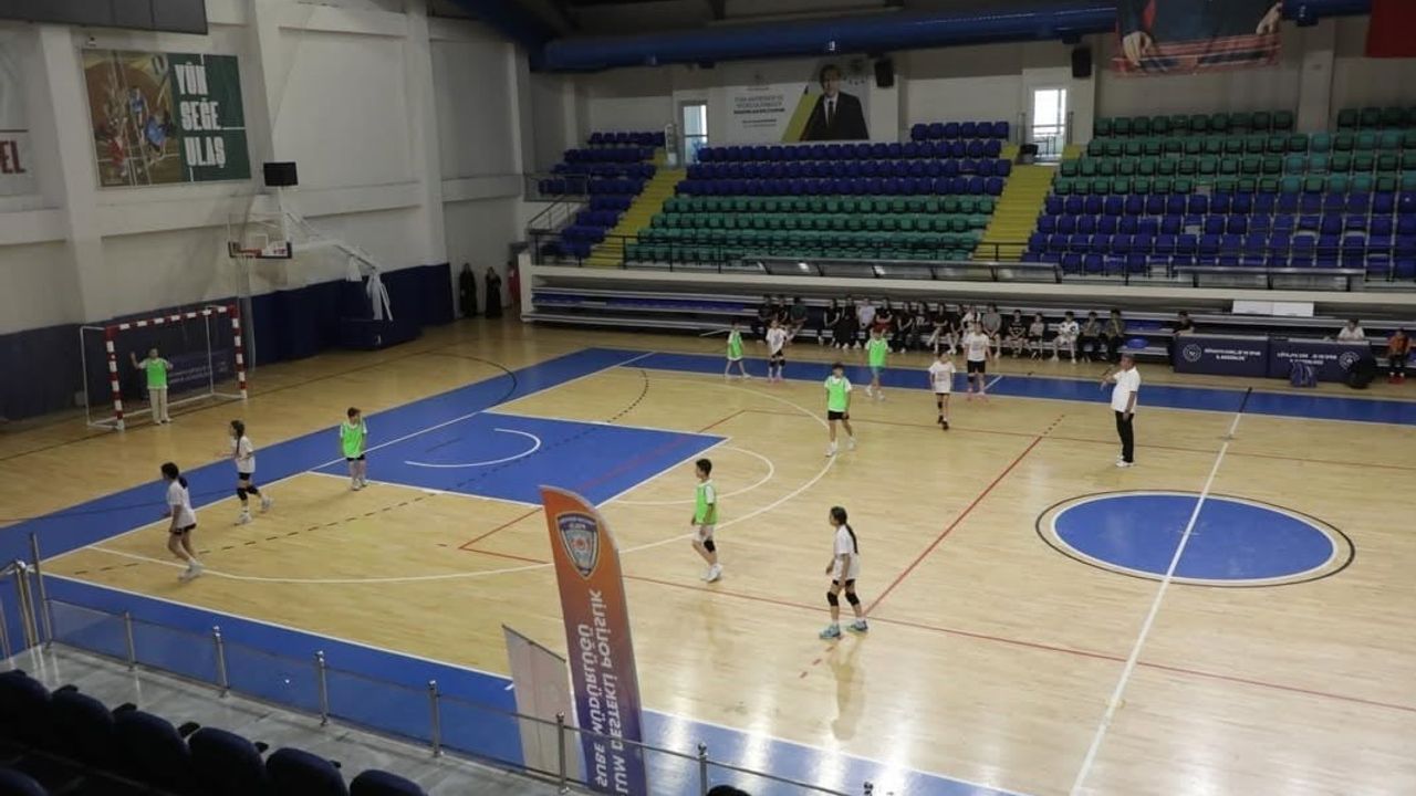 Kütahya'da ÇOGEP projesi kapsamında hentbol kursu