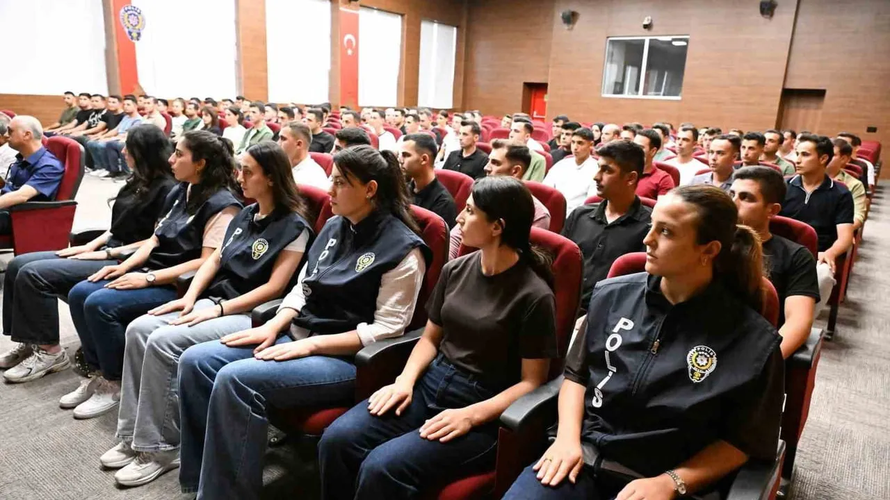 Kütahya'da göreve başlayan polis memurlarına mesleki oryantasyon verildi