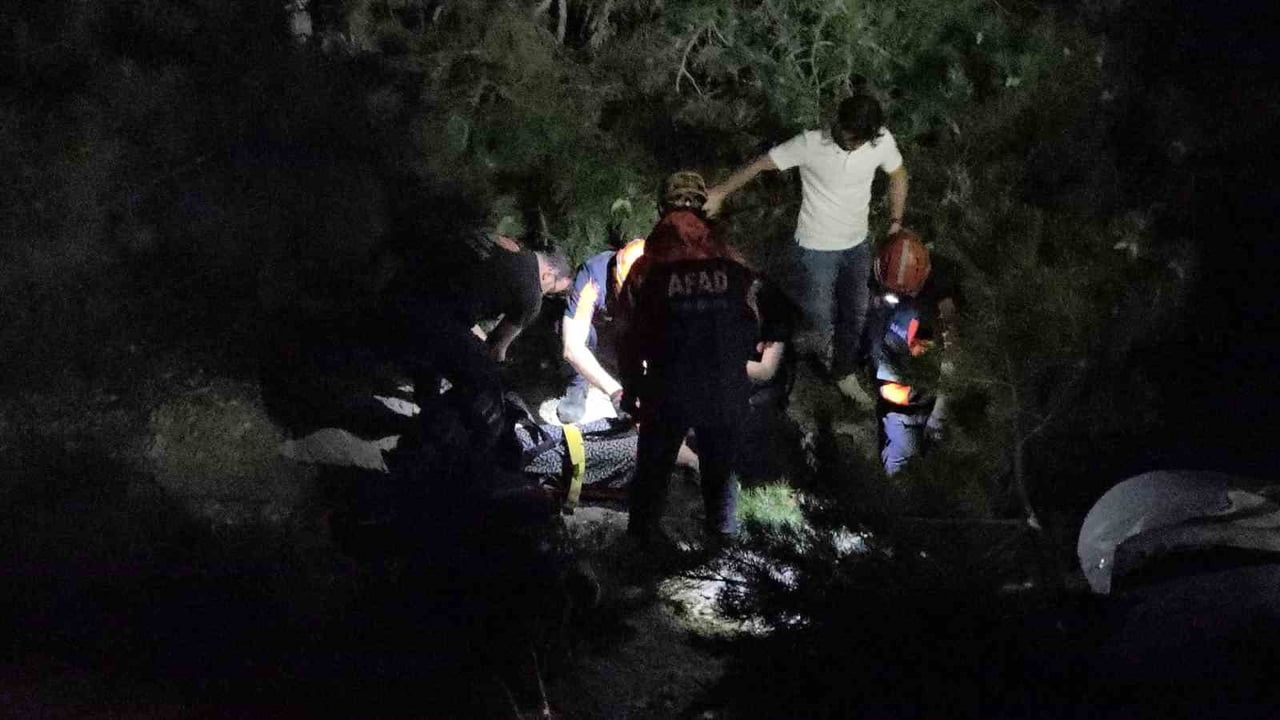 Kütahya'da kavşak yakınında çarpışma: araçlar 10 metrelik şarampole yuvarlandı
