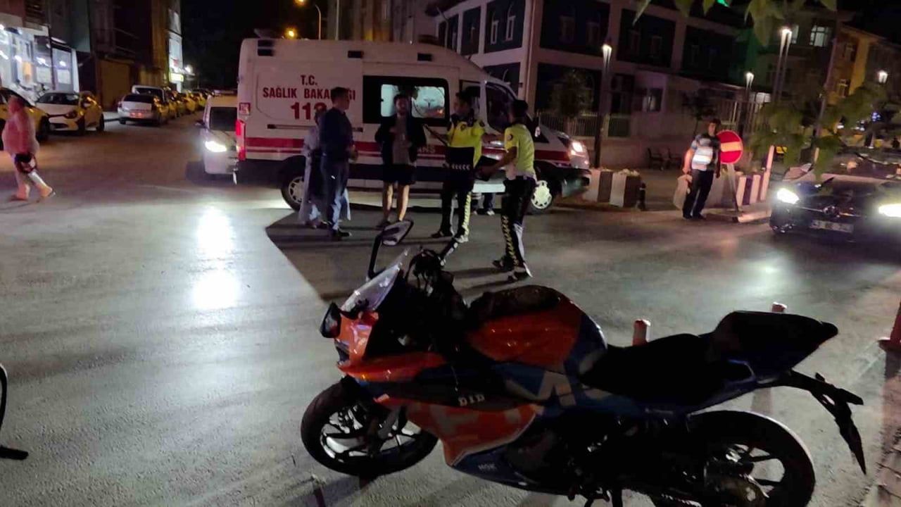 Kütahya'da kavşakta çarpışan iki motosikletten biri yaralandı