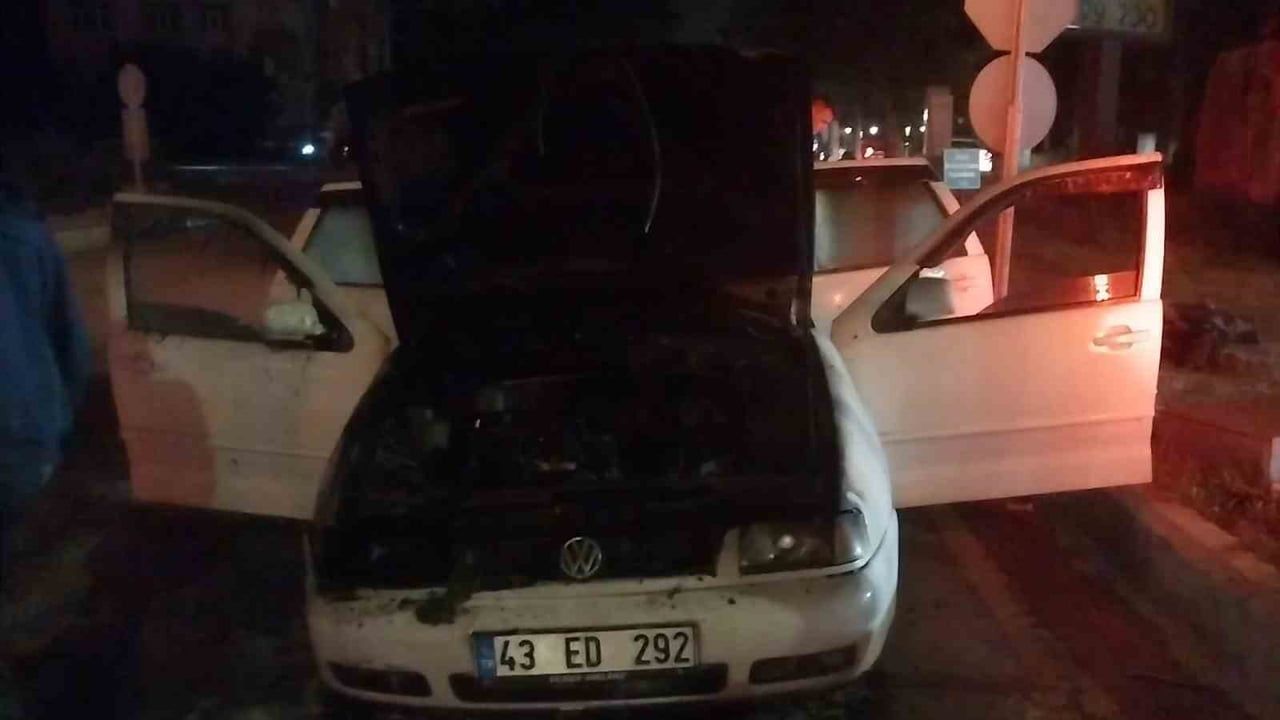 Kütahya'da motor kısmından alev alan otomobilde maddi hasar