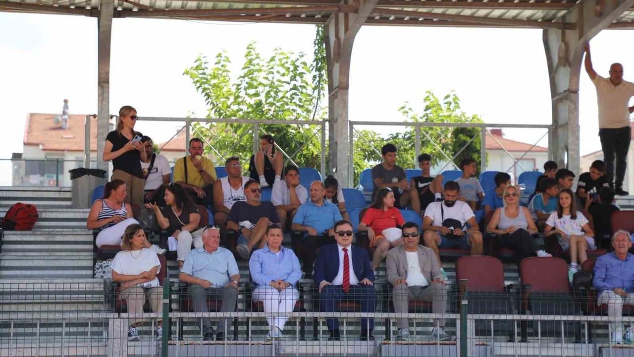 Kütahya'da Naili Moran u14-u16 şampiyonası genç atletlere sahne oldu