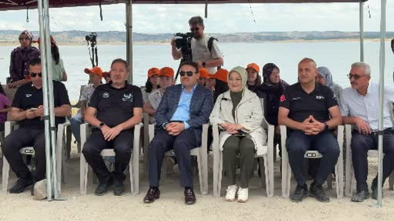 Kütahya'da Porsuk göletine can suyu: 107 bin 500 yavru bırakıldı