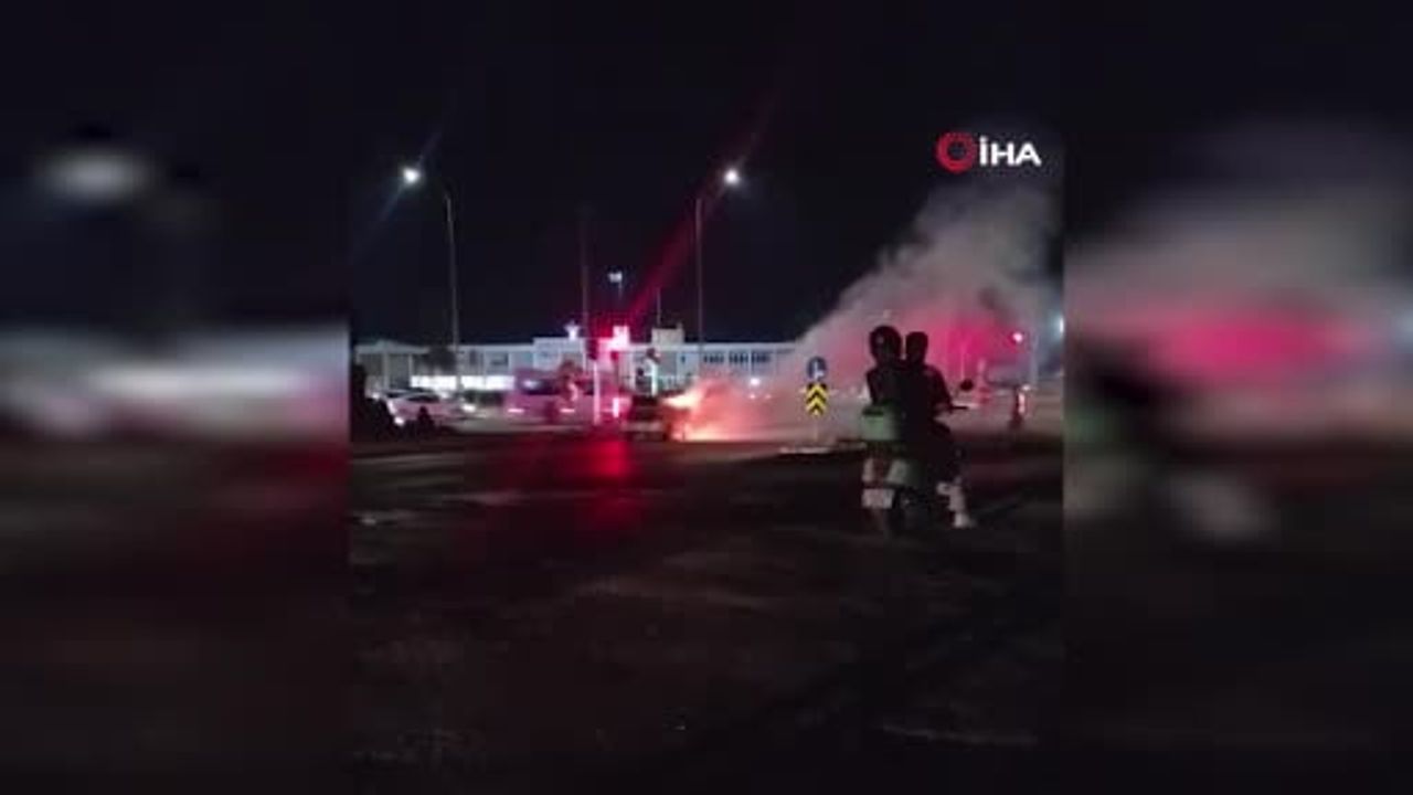 Kütahya'da seyir halindeki otomobil yangında hasar gördü, itfaiye müdahale etti
