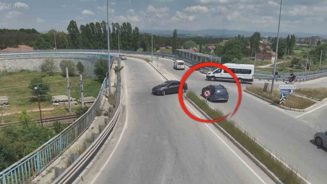 Kütahya emniyeti uyardı: Vefa Üst Geçidi'nde hatalı u dönüşleri kamerada