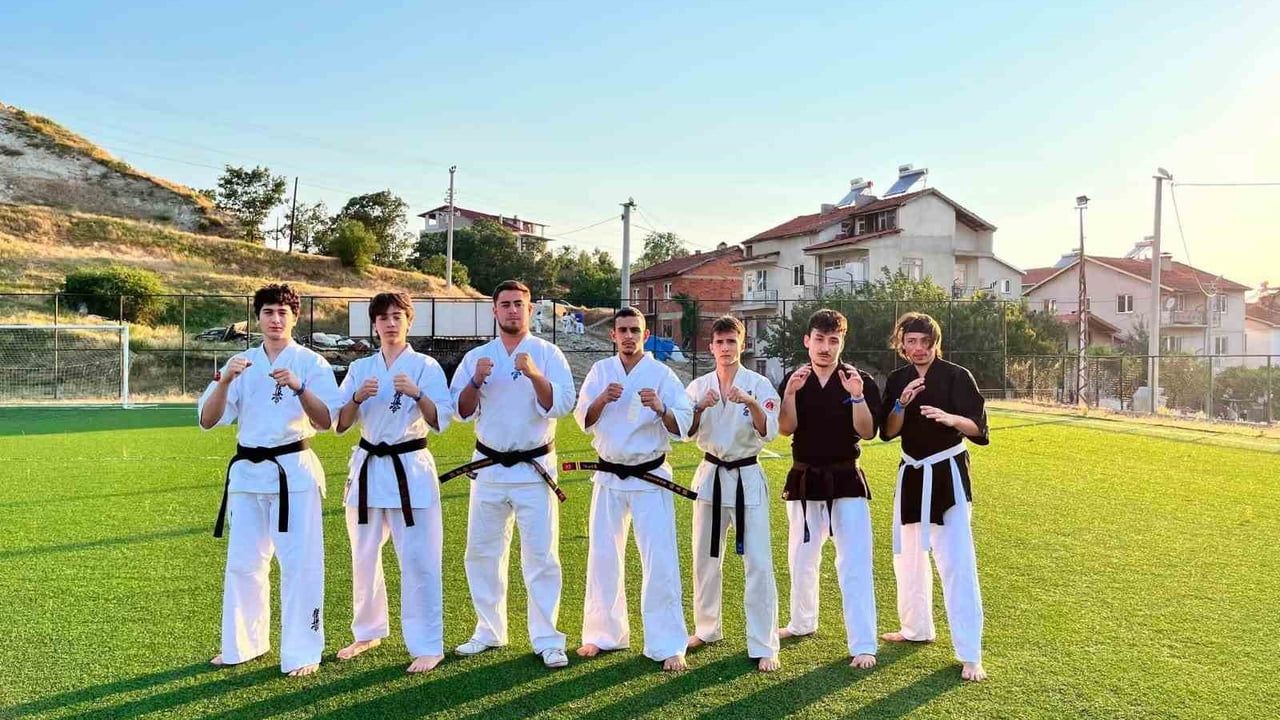 Kütahya Pazarlar’da 200 sporcu Kyokushin-Kan yaz gelişim kampında buluştu