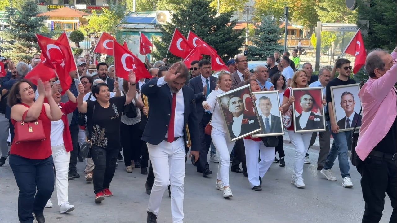 Kütahya siyasetinde kırılma: CHP il yönetimi ve üç başkan Yeni Parti saflarında
