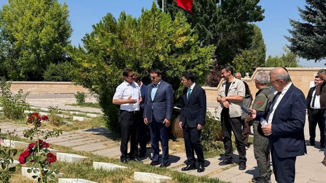 Kütahya valisi Işın Dumlupınar Şehitliği ve Diorama Müzesi'nde incelemelerde bulundu
