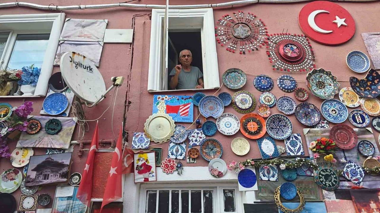 Kütahya’ya özgü çini tabaklarla evin dış cephesini kapladı