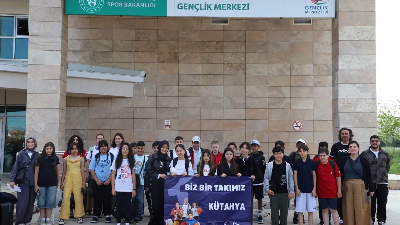 Kütahyalı gençler 'Biz Bir Takımız' projesi kapsamında Kırklareli'ne uğurlandı