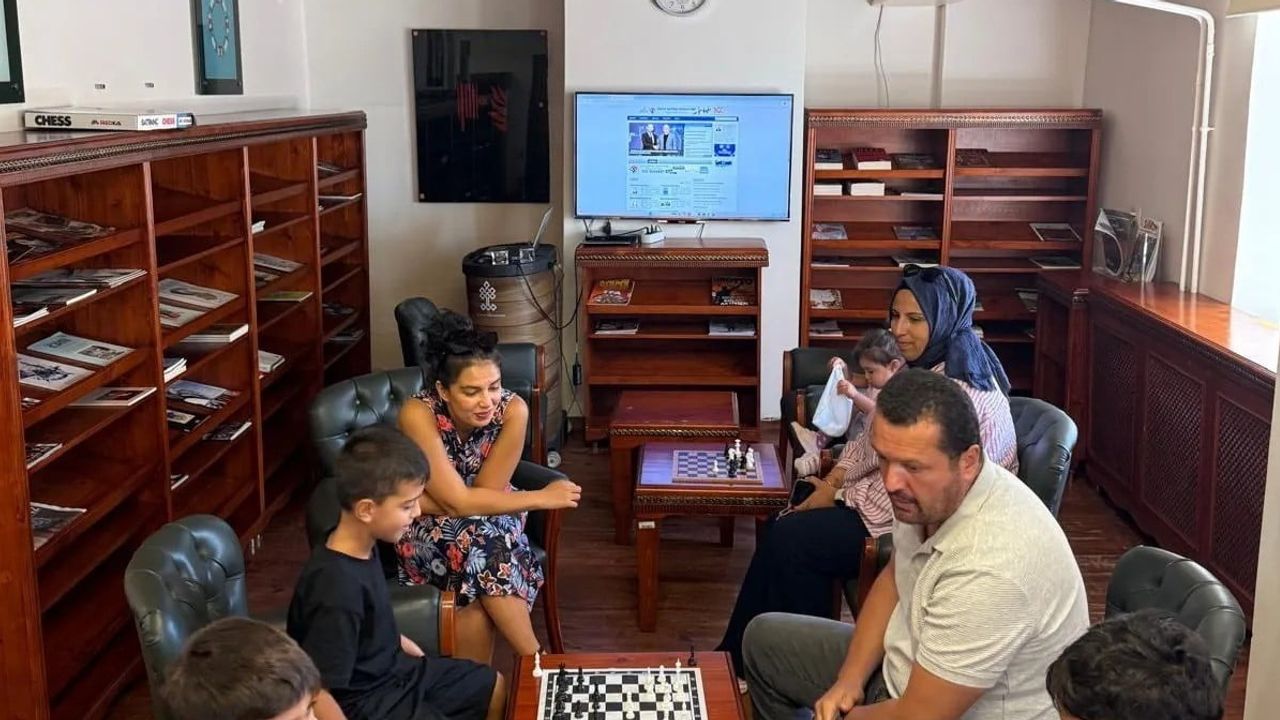 Kütüphanede satranç yolculuğu: çocuklar strateji öğrenip ödüllerini aldı