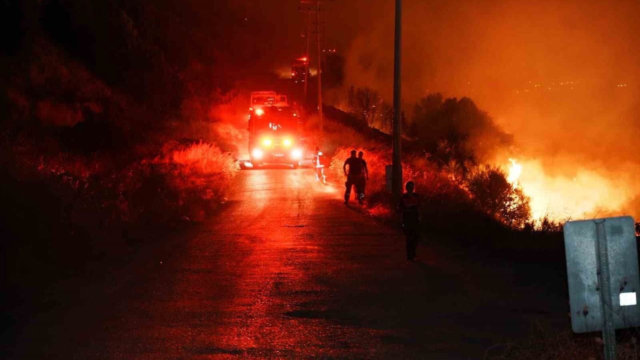 Kuvvetli rüzgar yangını Gömeç'ten Bergama'ya taşıdı, mahalleler tedbirde