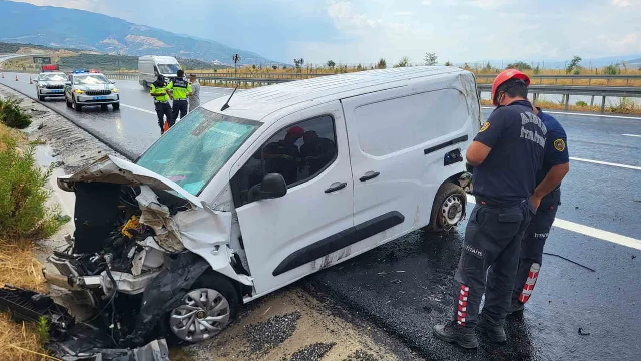 Kuyucak'ta panelvan kontrolünü kaybedip su kanalına düştü