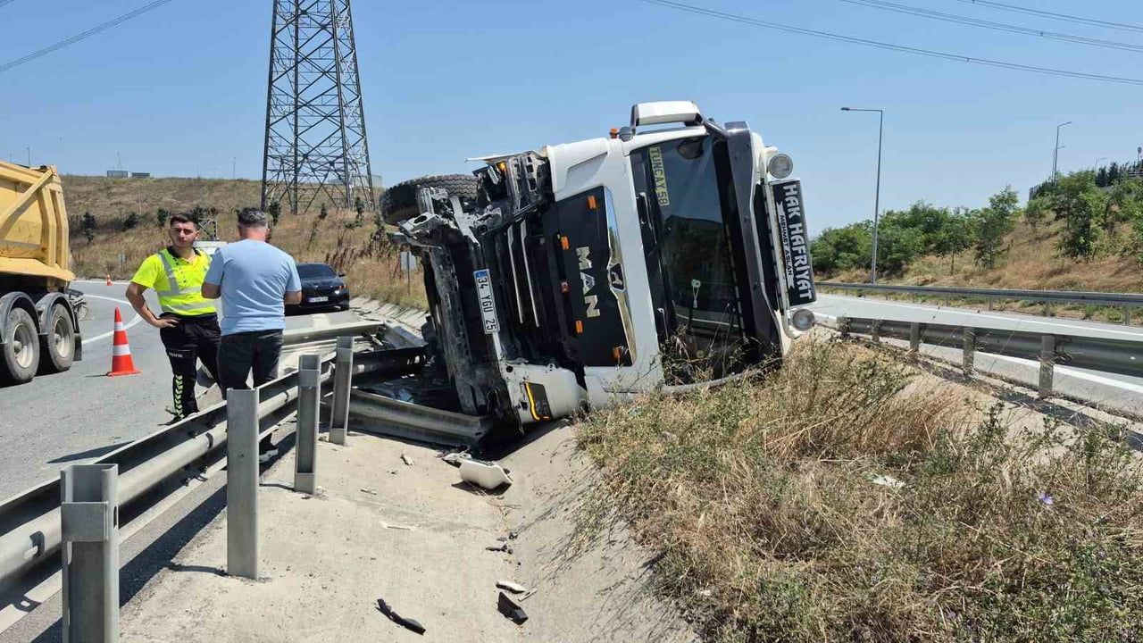 Kuzey Marmara bağlantı yolunda hafriyat saçıldı: sürücü yara almadan kurtuldu