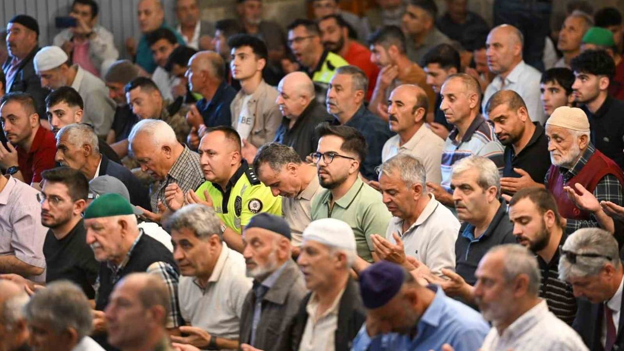 Lalapaşa Camii'nde 15 Temmuz şehitleri dualarla anıldı
