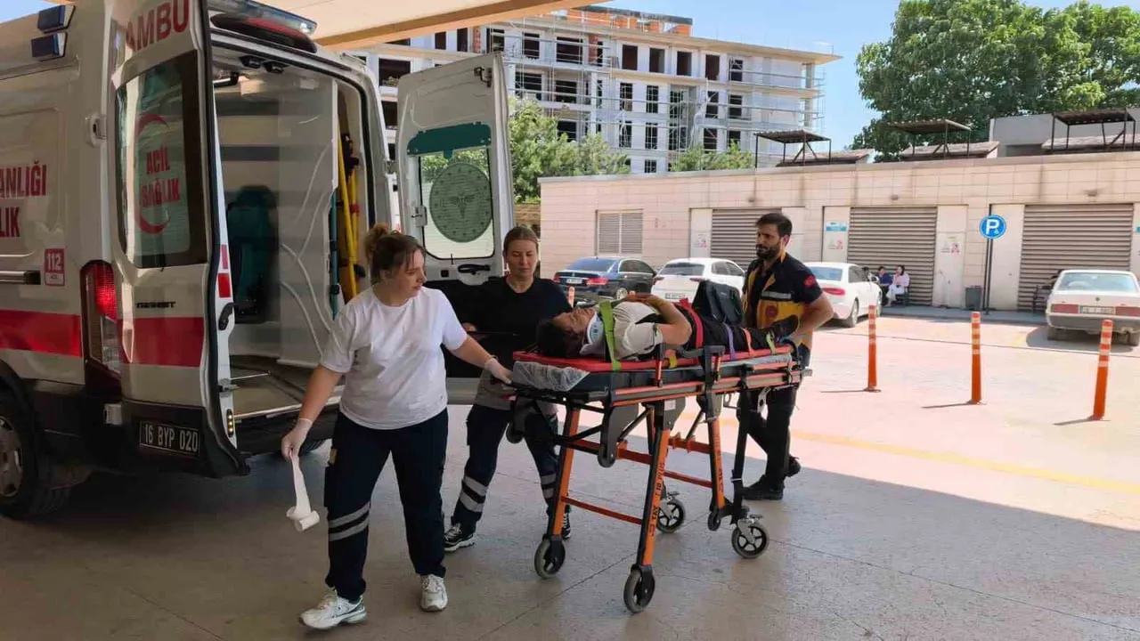Lastiği patlayan cip şarampole uçtu: 3 yaralı
