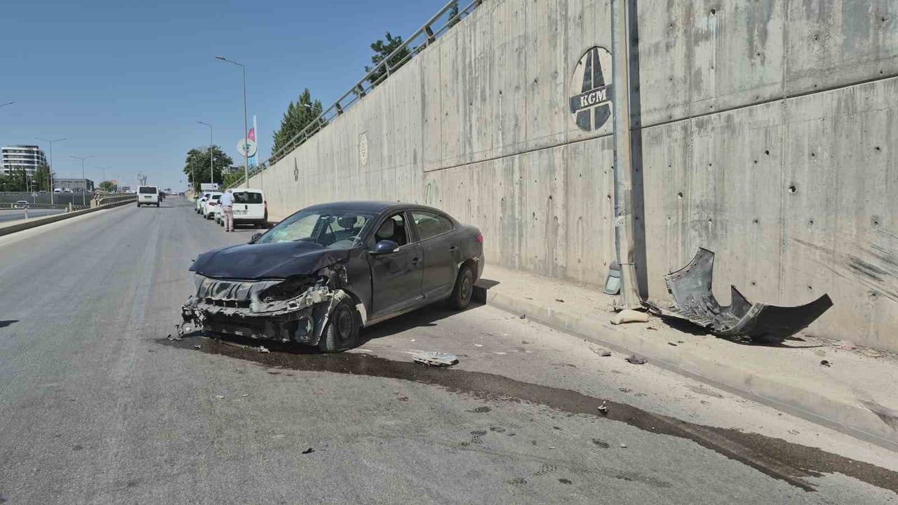 Lastiği patlayan otomobil Adıyaman'da bariyerlere çarptı: 1 yaralı