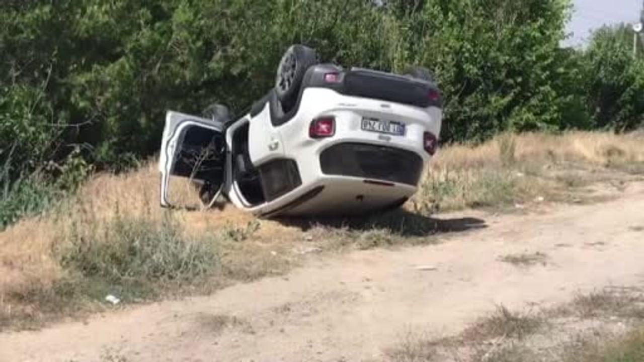 Lastik parçalarının savrulması iki otomobili çarpıştırdı: 3'ü çocuk 8 yaralı