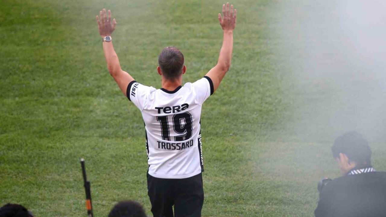 Leandro Trossard Tüpraş Stadyumu'nda 20 bin taraftar önünde imzaladı