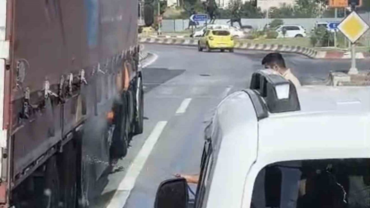 Lüleburgaz'da tırda çıkan yangın sürücü ve vatandaşların müdahalesiyle büyümeden söndürüldü