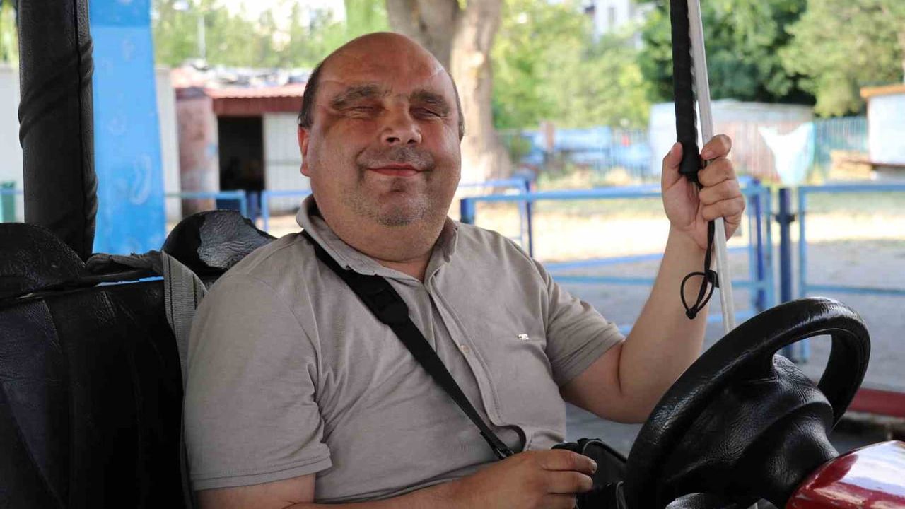 Lunaparkta direksiyona oturarak çocukluk hayalini gerçekleştiren görme engelli