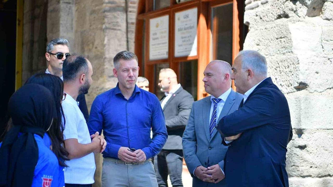 Macaristan başbakanı Peter Magyar Yedikule Hisarı'nı Fatih Belediyesi ev sahipliğinde ziyaret etti