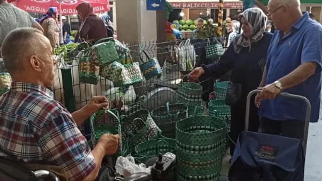 Maden kazası sonrası sepet örerek ailesine destek oluyor