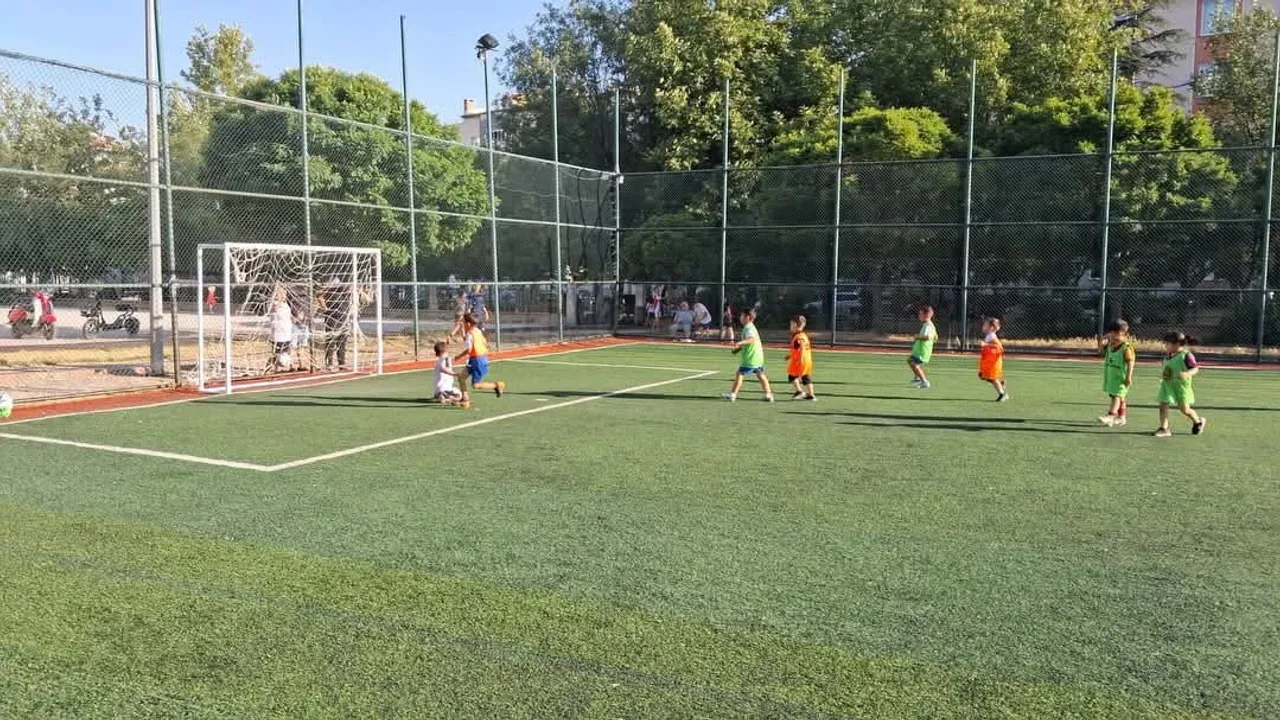 Mahalle sahalarında genç yetenekler yarışıyor: Sandıklı sokak futbolu 8. kez başladı