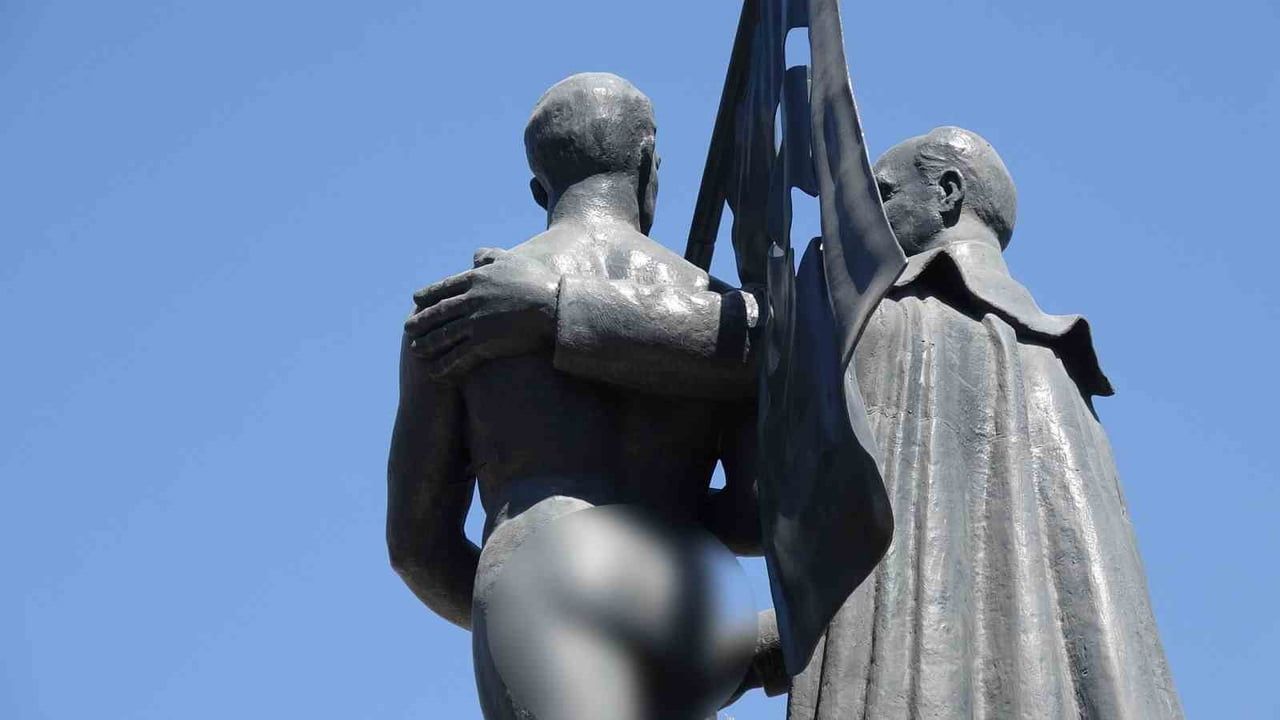 Malatya anıtındaki çıplak figüre pantolonlu tepki