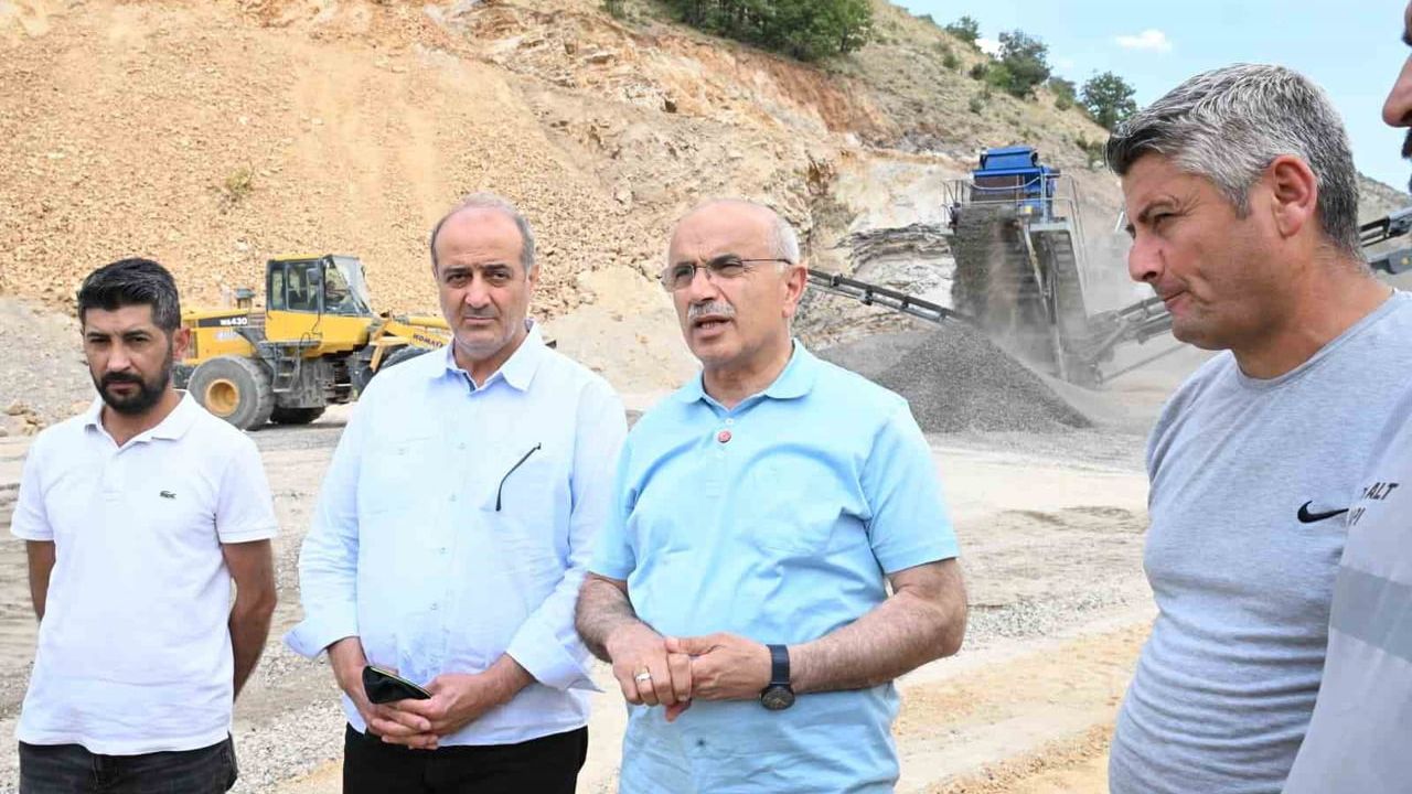 Malatya büyükşehir mobil konkasörlerle kırsala yerinde malzeme sağlıyor