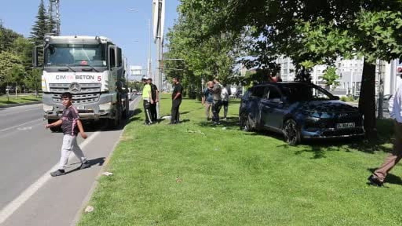 Malatya Caddesi'nde yan çarpışma: otomobil refüje çıktı, 5 kişi yaralandı