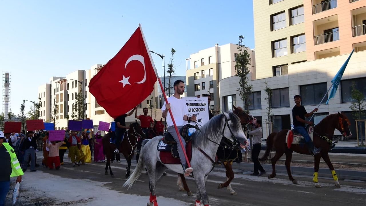 Malatya'da 28’inci kayısı festivali kortej yürüyüşü coşkuyla gerçekleştirildi