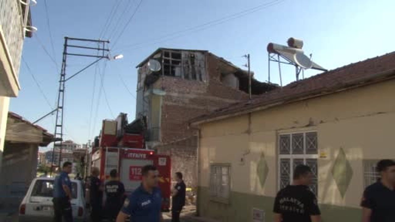 Malatya'da 5.0 büyüklüğündeki depremde iki katlı evde kısmi göçük